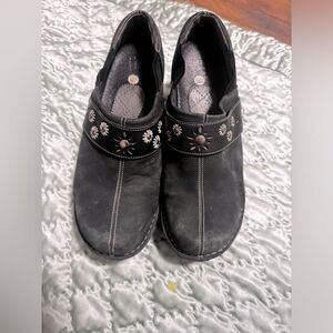 Ariat Clogs with flower design size 7 dust green color